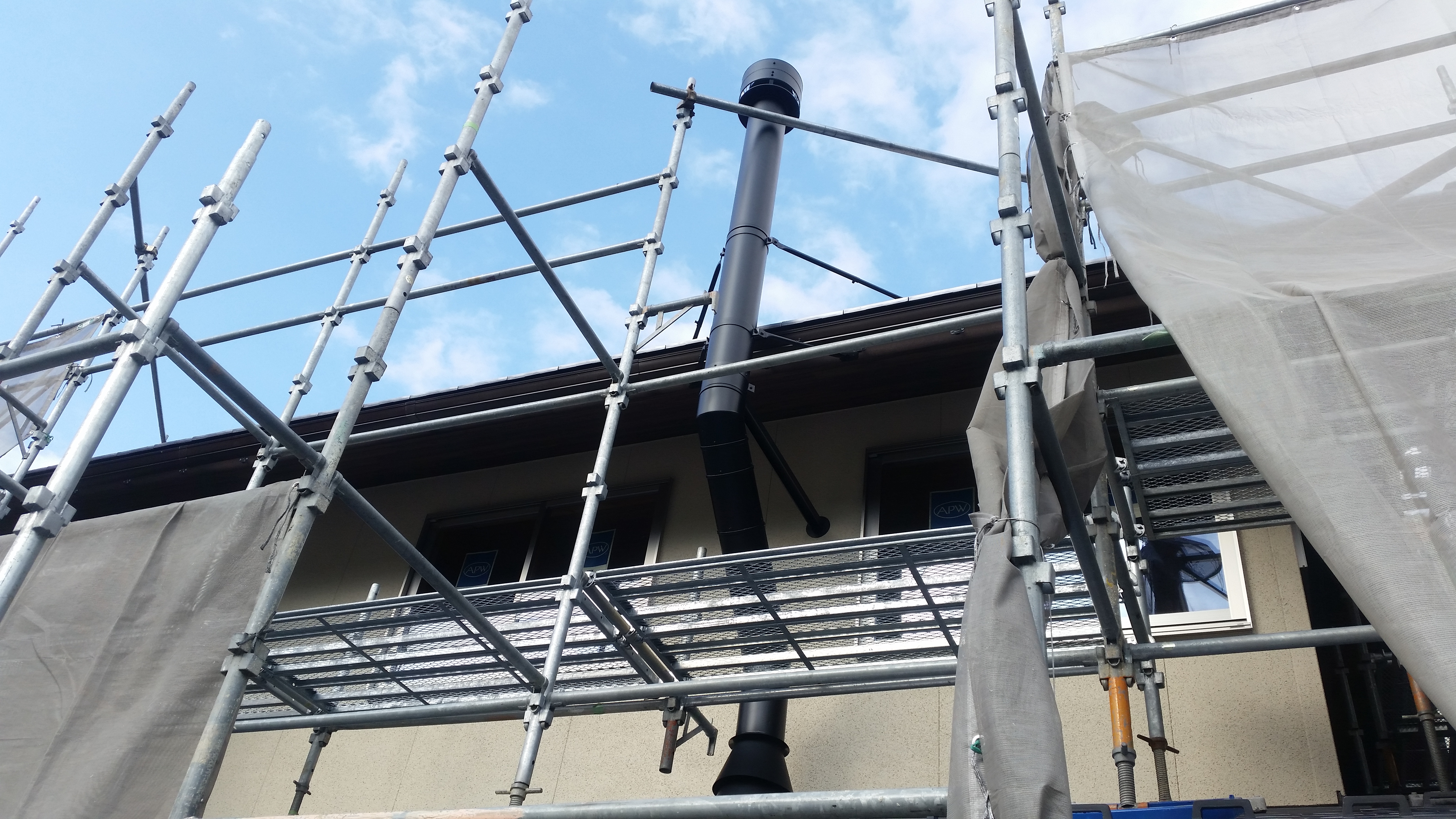 外部煙突工事の仕上げ