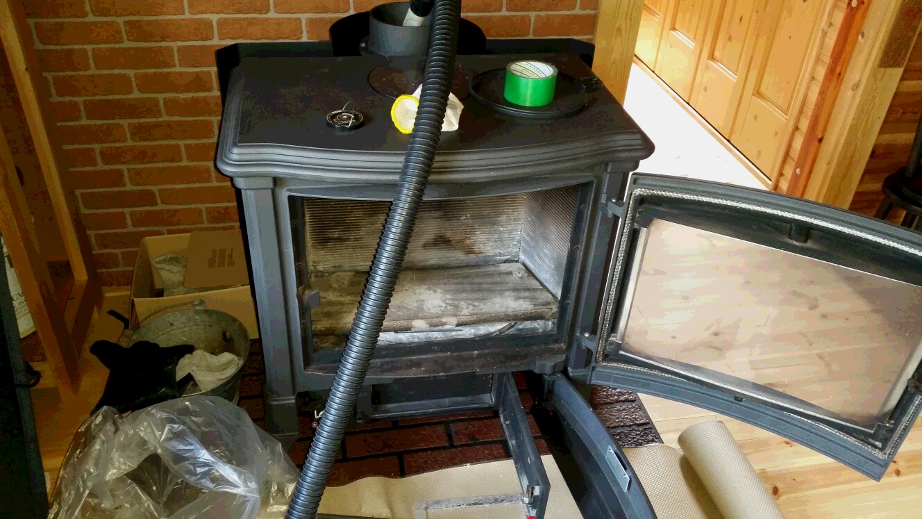 ログハウスでストーブメンテナンス