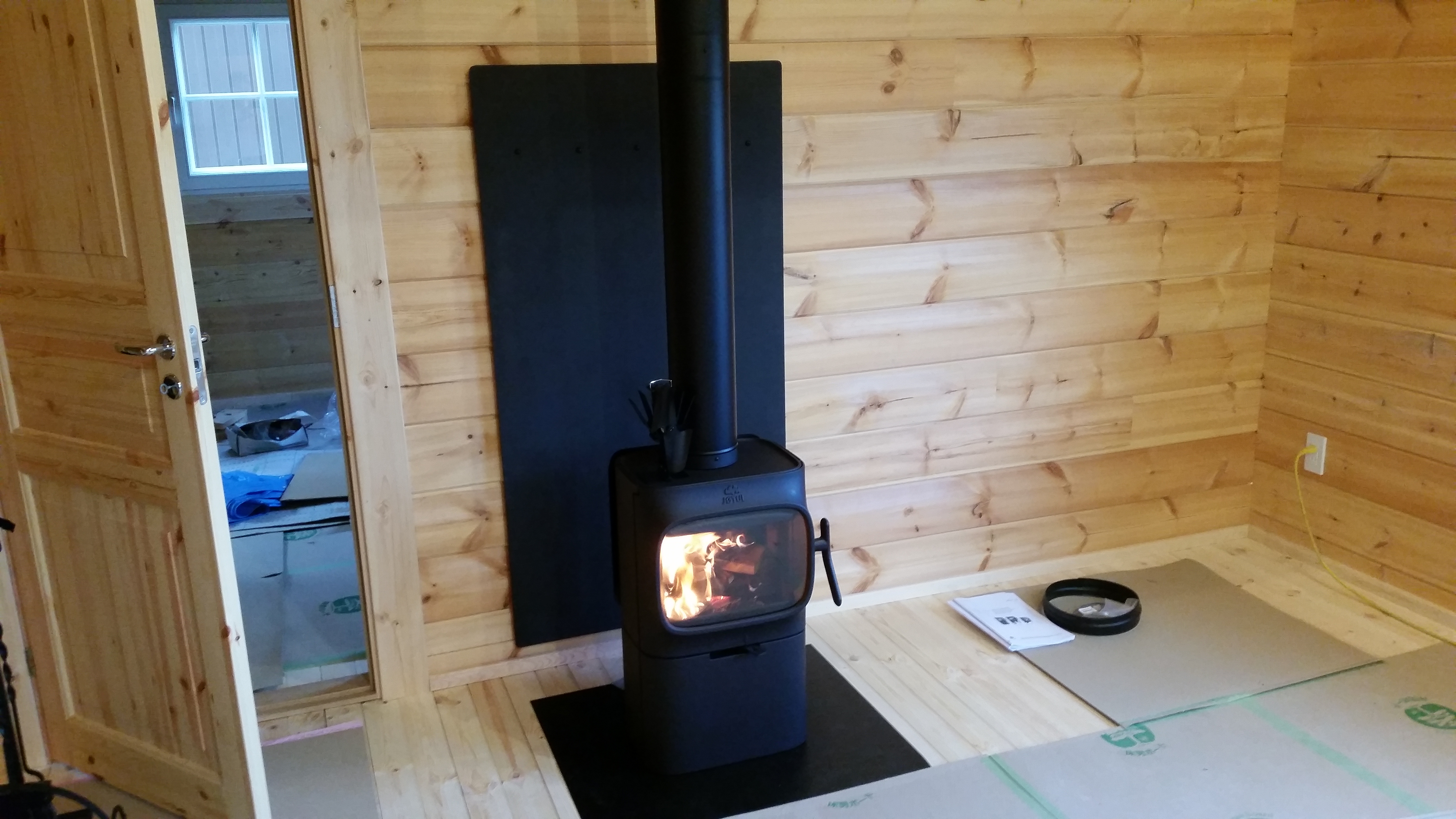 ログハウスに設置工事